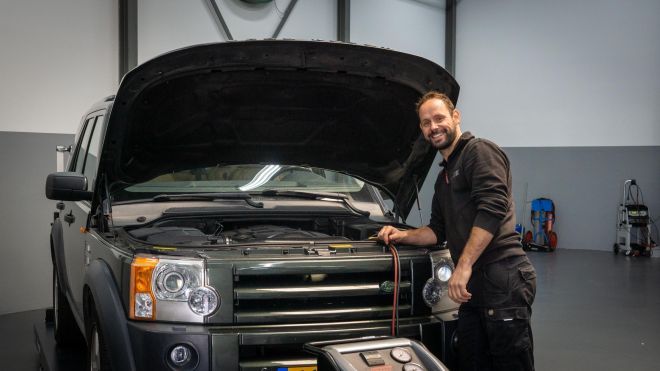 Gerrit van Horssen bij de keuring  van een import Landrover