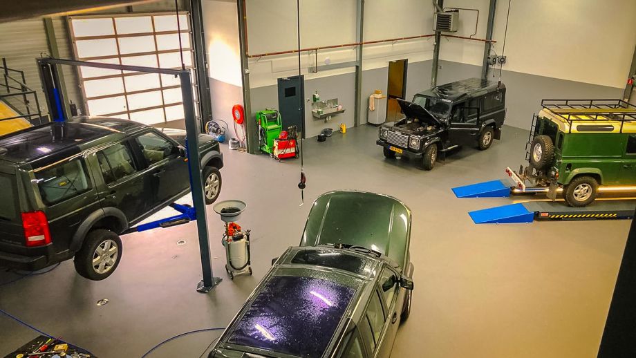 Gerrit van Horsen doet de technische keuring van een import Landrover