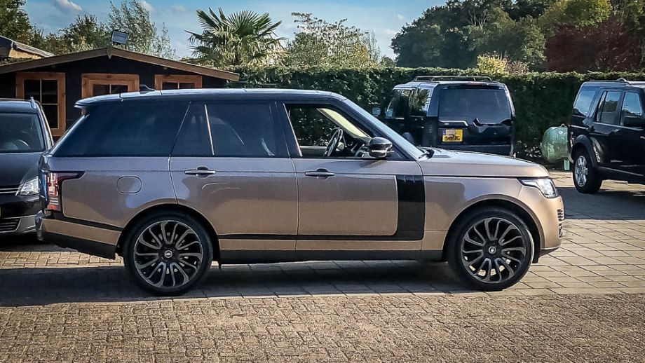 Een import Landrover goudkleurig