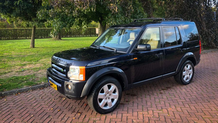 Gerrit en Henk staan voor een import Landrover. Dit is hun passie!