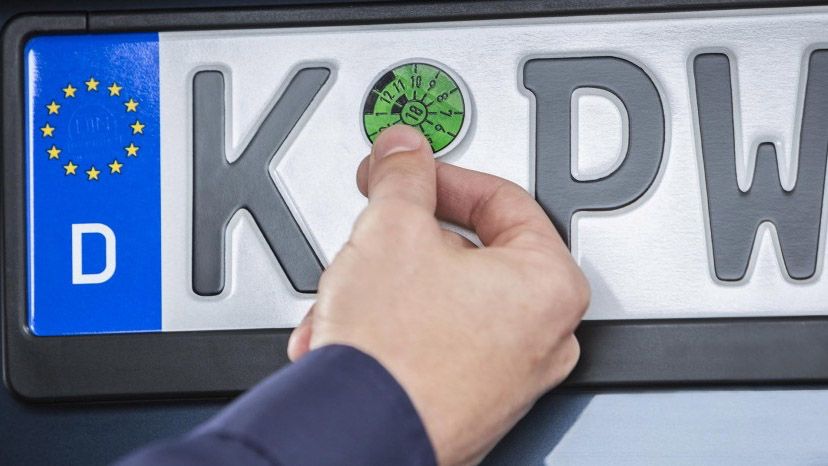 TUV keuring op een nummerplaat